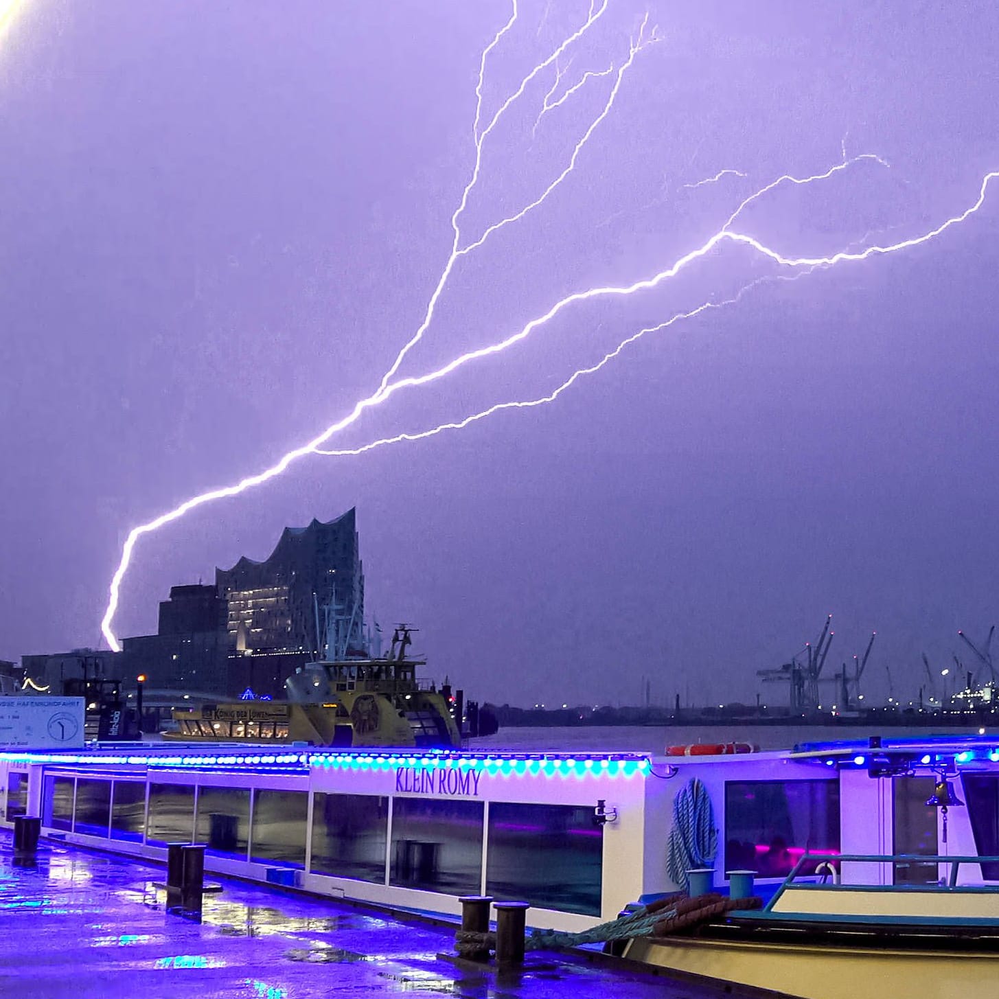 Wetter in Deutschland: Nach einem heißen Sommertag entlud sich ein Gewitter über Hamburg.