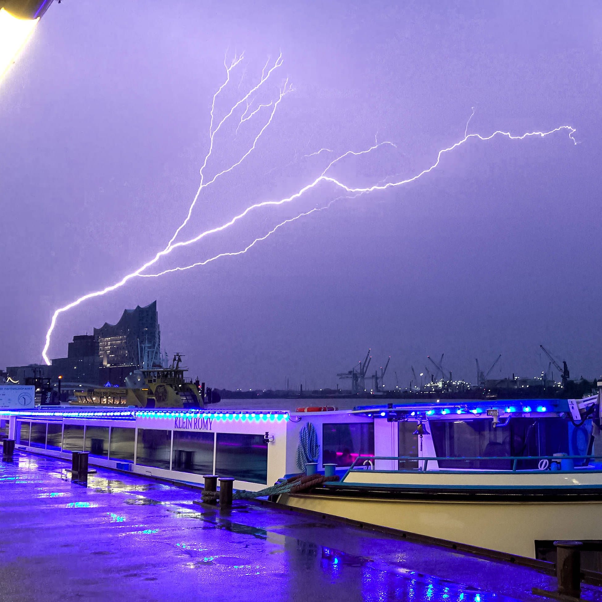 Wetter in Deutschland: Nach einem heißen Sommertag entlud sich ein Gewitter über Hamburg.