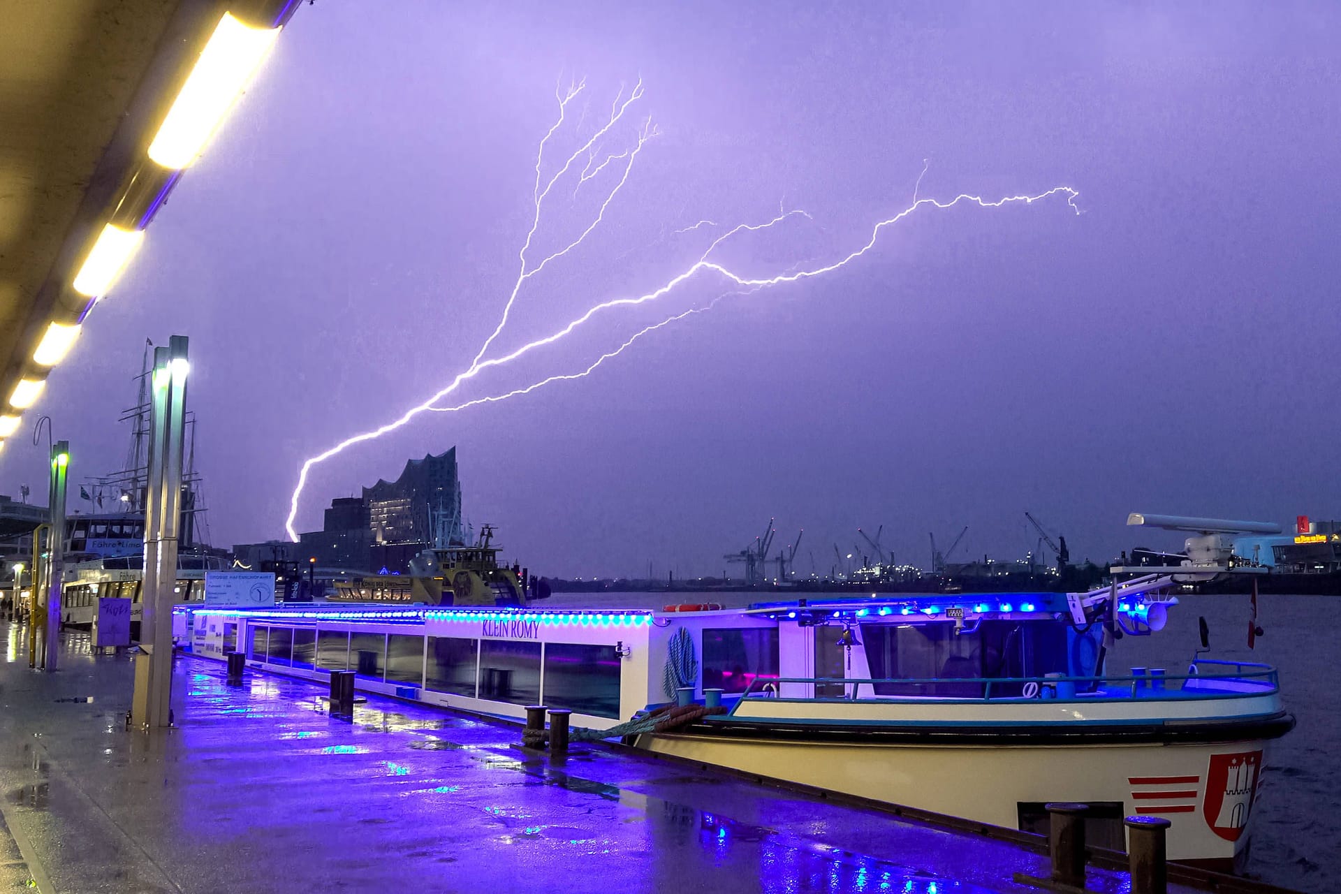Wetter in Deutschland: Nach einem heißen Sommertag entlud sich ein Gewitter über Hamburg.