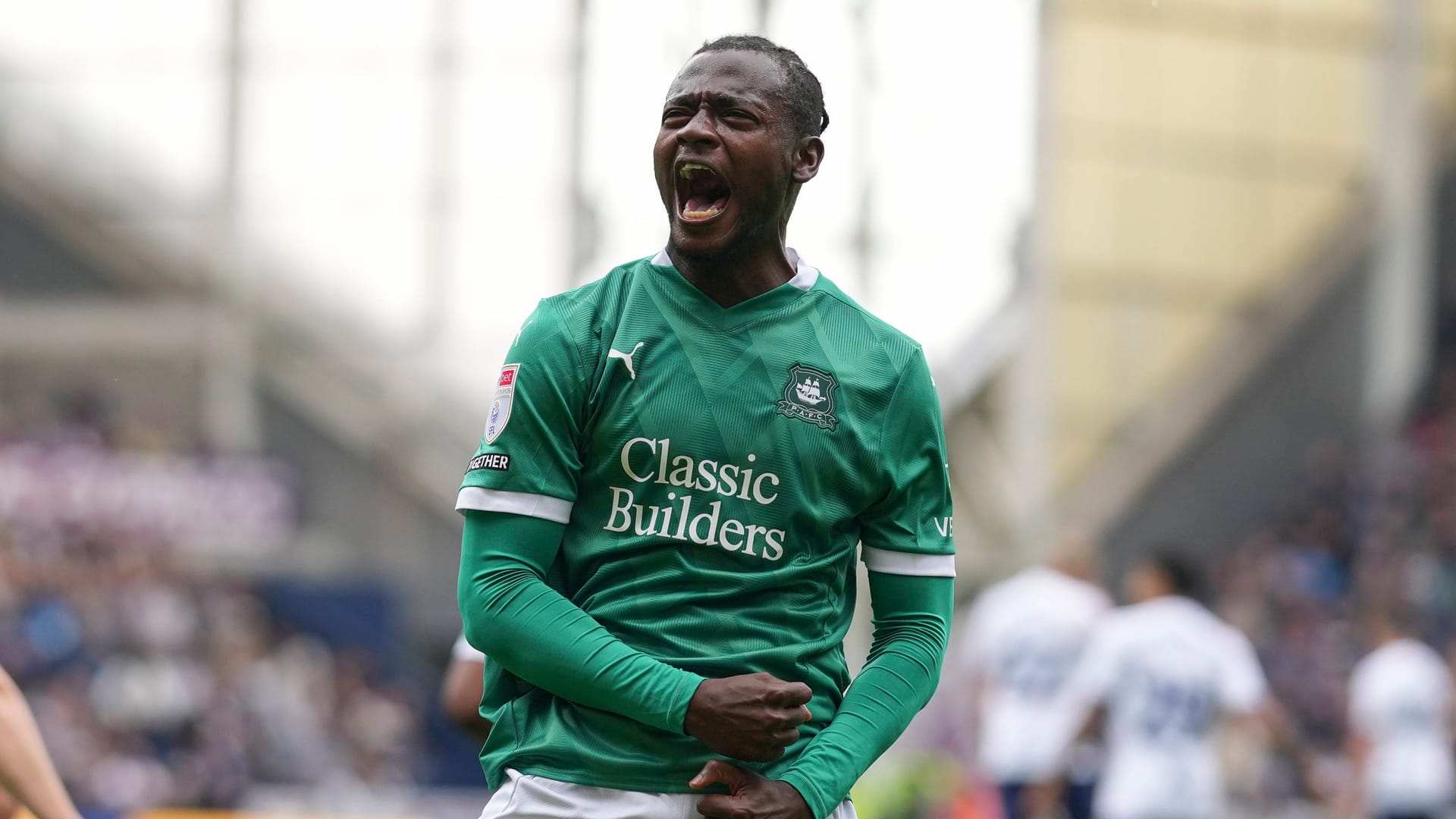 Mustapha Bundu jubelt: Der Offensivspieler ist der zehnte Sommerneuzugang von Hannover 96.