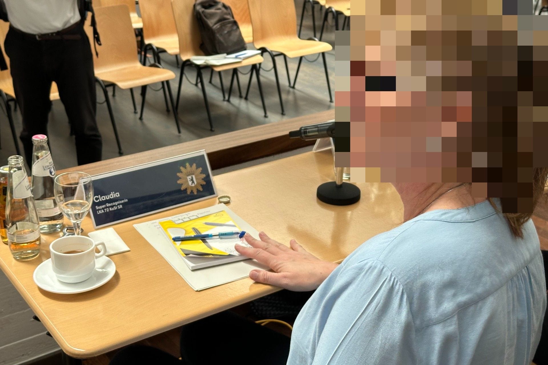 Die "Super Recognizerin" Claudia spricht auf der Pressekonferenz der Polizei Berlin in der Polizeiakademie im Osten der Hauptstadt: Ihren Nachnamen verrät sie nicht.