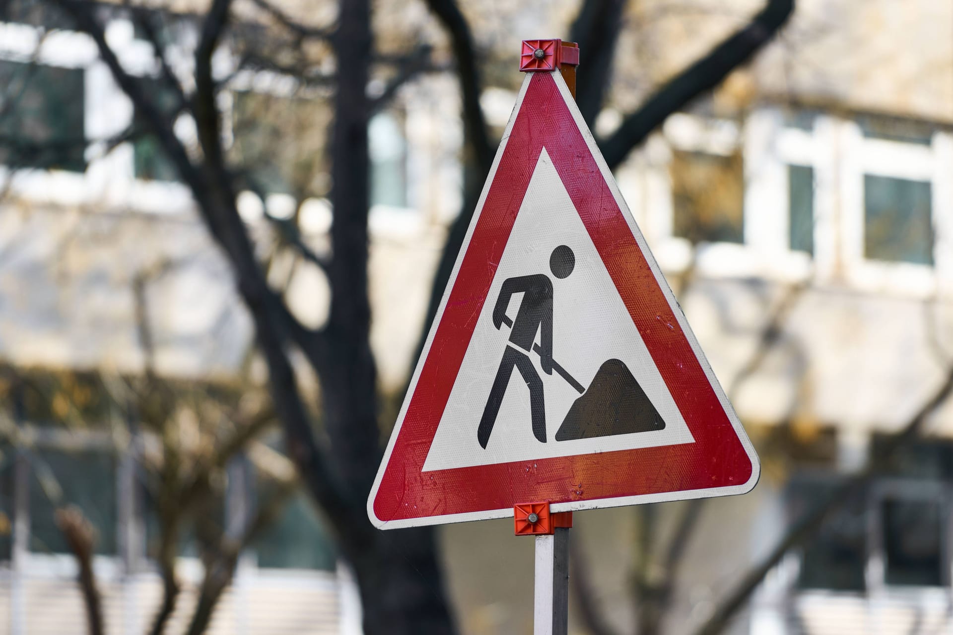 Ein Baustellenschild (Symbolbild): Die Bauarbeiten bringen Pendler in Hannover aus dem Takt.