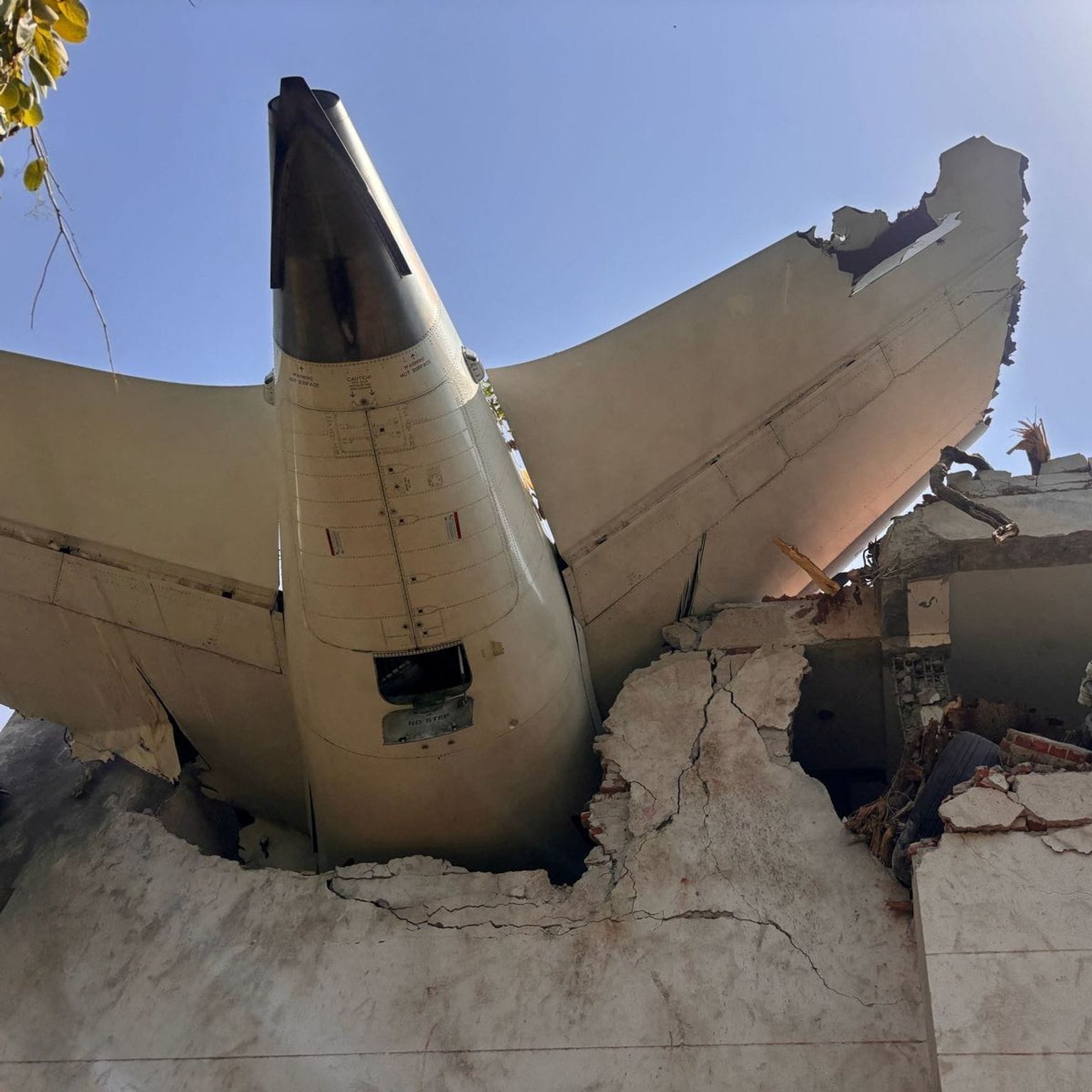 Ein in sozialen Medien verbreitetes Foto zeigt Teile des abgestürzten Flugzeugs: Mindestens 100 Menschen kamen ums Leben.