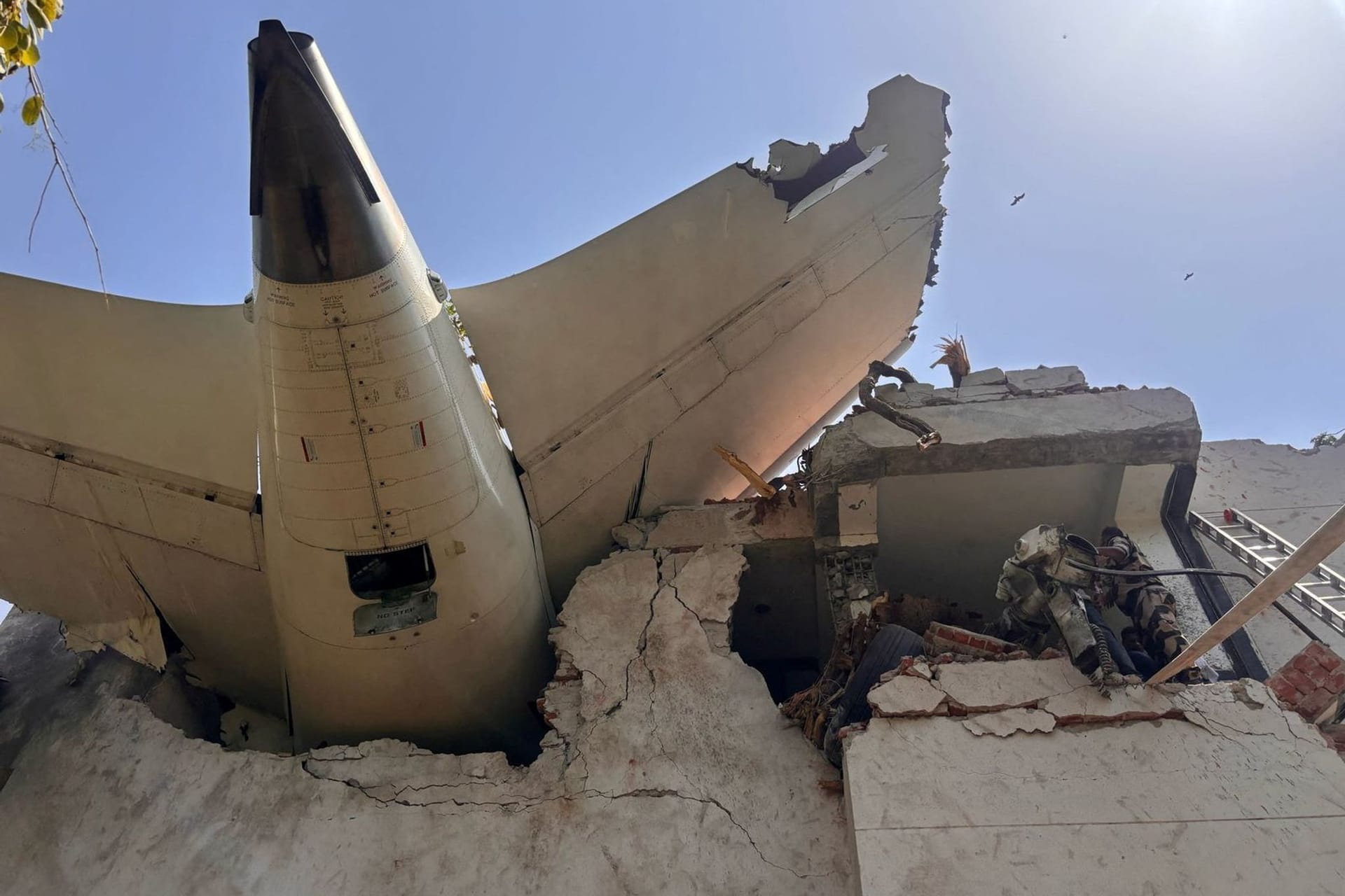 Ein in sozialen Medien verbreitetes Foto zeigt Teile des abgestürzten Flugzeugs: Mindestens 100 Menschen kamen ums Leben.