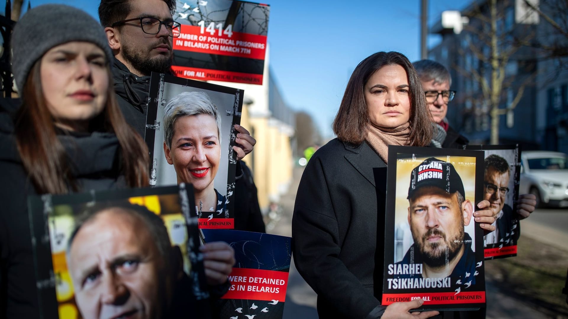 Swetlana Tichanowskaja mit einem Bild ihres Mannes Sergej Swetlana Tichanowskaja mit einem Bild ihres Mannes Sergej