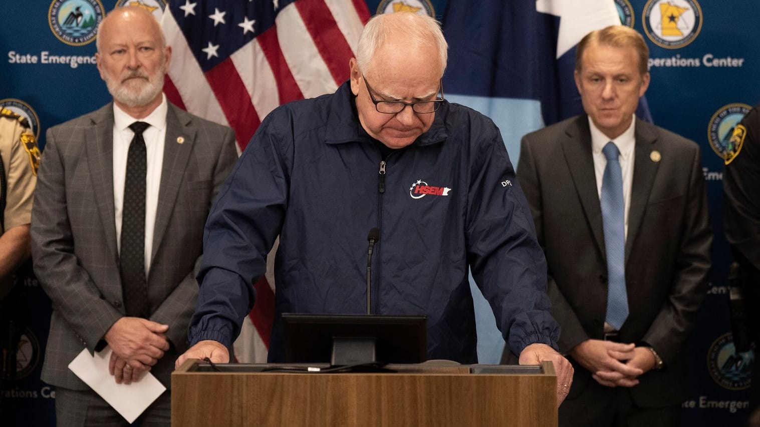 Sichtlich bewegt: Minnesotas Gouverneur Tim Walz bei der Pressekonferenz zu den Anschlägen.