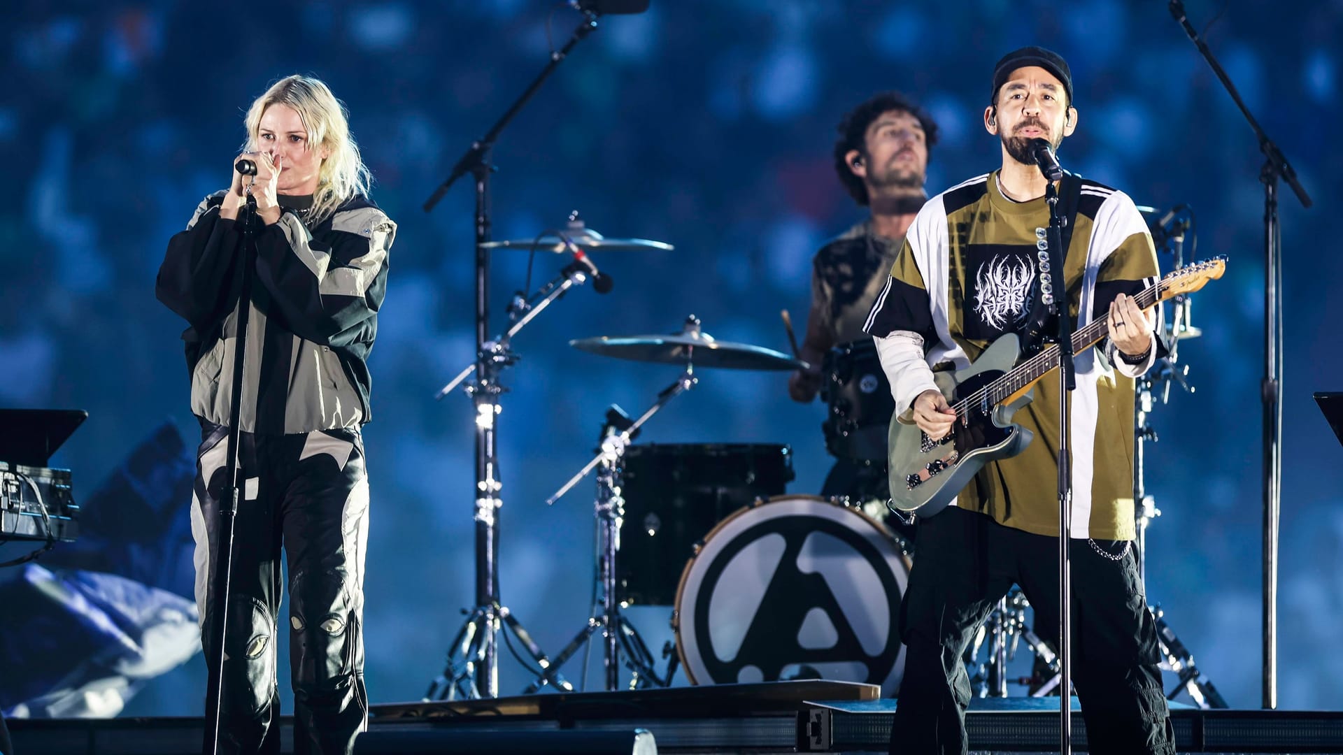 Emily Armstrong und Mike Shinoda bei einem Auftritt in München (Archivbild): Linkin Park spielte in Hannover vor 43.000 Zuschauern.