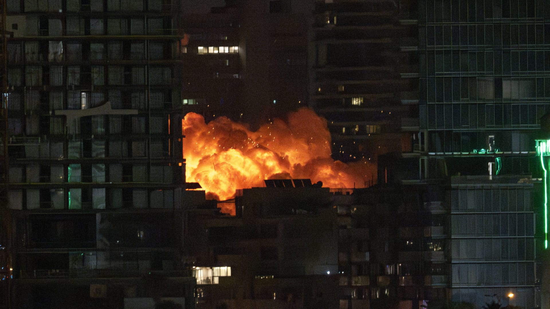 Eine Explosion in Tel Aviv nach dem Einschlag einer iranischen Rakete.