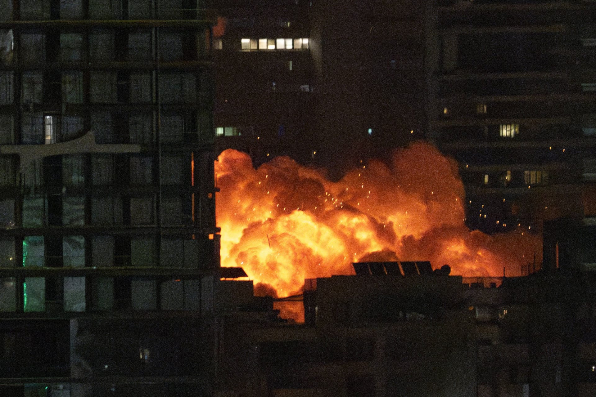 Eine Explosion in Tel Aviv nach dem Einschlag einer iranischen Rakete.
