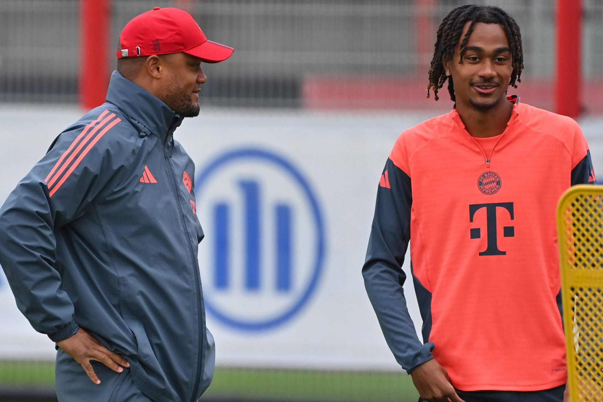 Bayern-Trainer Kompany (li.) und -Talent Kusi-Asare: Der deutsche Rekordmeister nimmt einige junge Spieler mit zur Klub-WM.