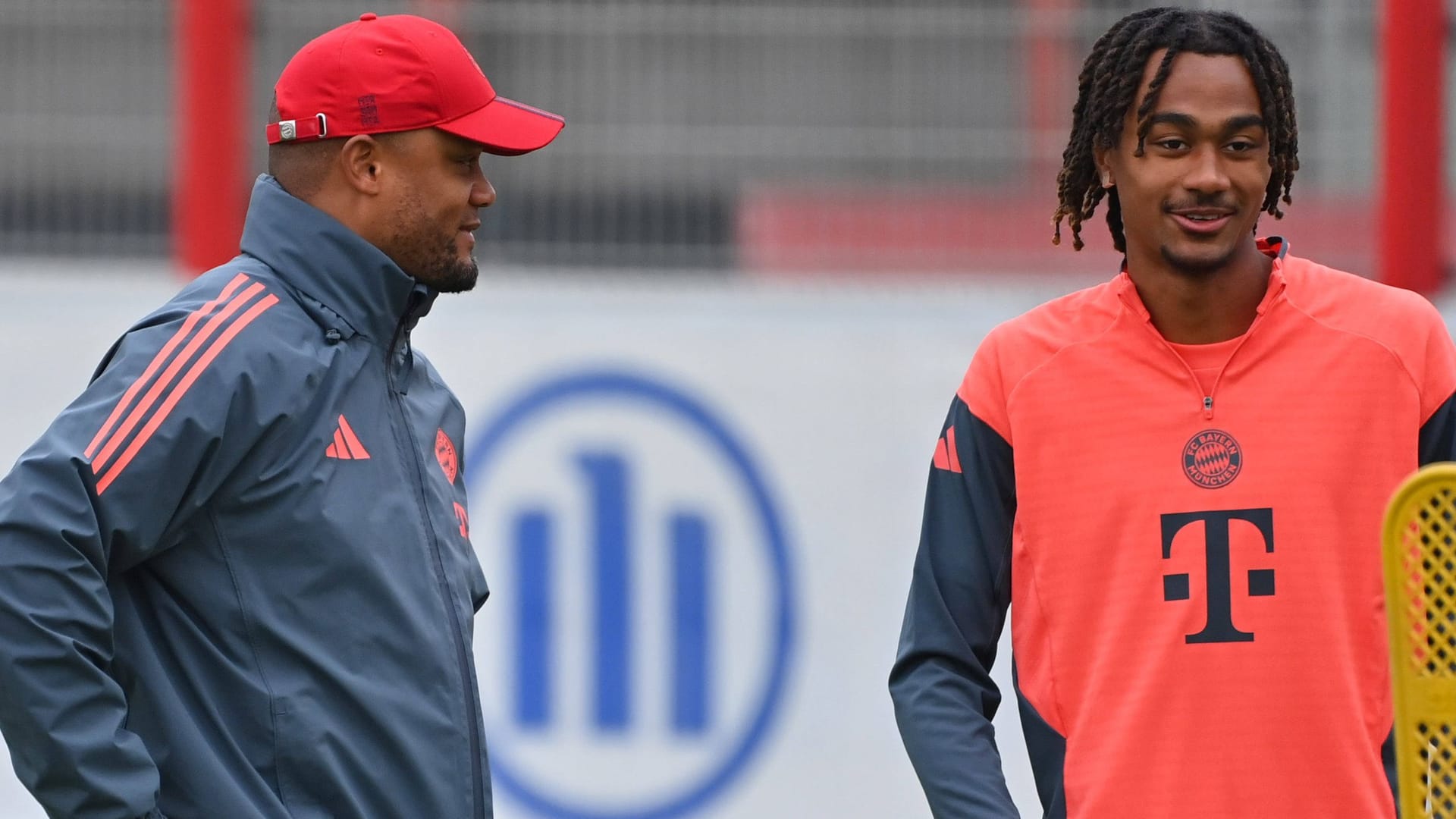 Bayern-Trainer Kompany (li.) und -Talent Kusi-Asare: Der deutsche Rekordmeister nimmt einige junge Spieler mit zur Klub-WM.