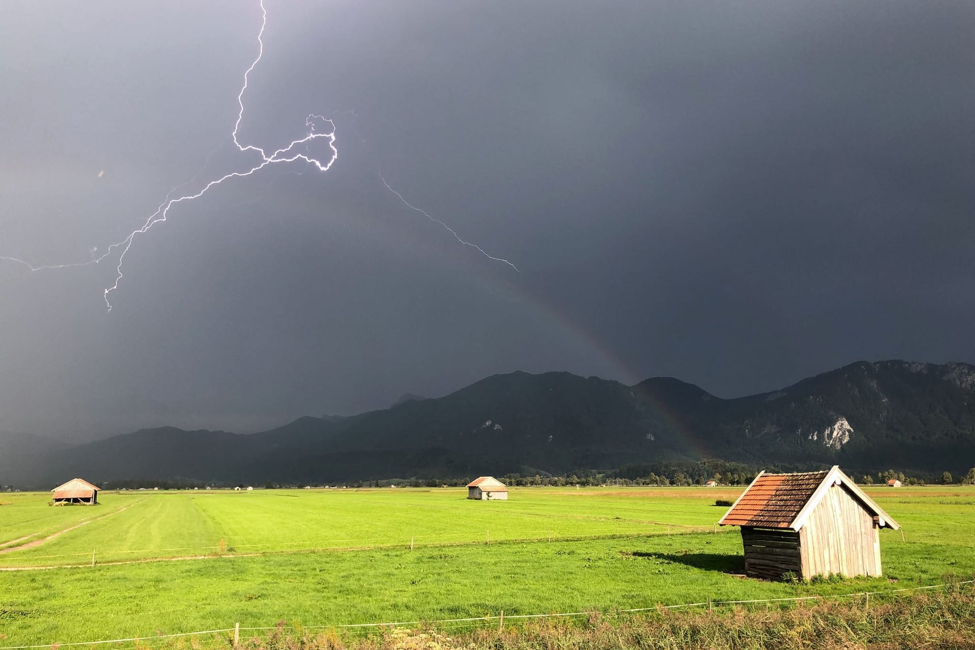 Blitz zuckt über den bayerischen Voralpen