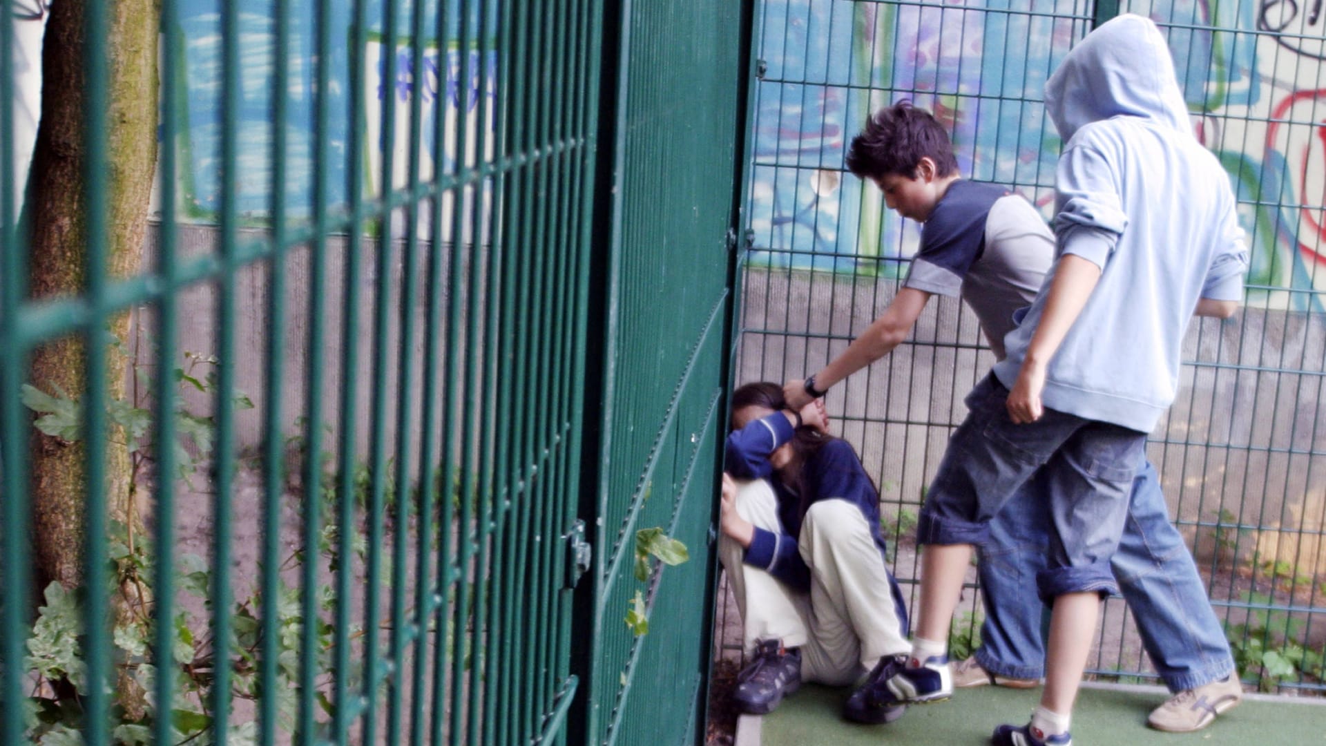 Jugendliche prügeln sich (Symbolbild): : Hamburg verzeichnet alarmierende Zahlen bei Gewalt an Schulen.