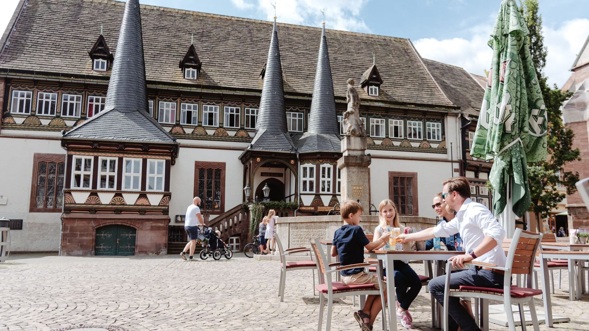 Inmitten historischer Kulisse genießen Sie entspannte Momente in der Sonne, etwa bei Kaffee und Kuchen im Straßencafé.