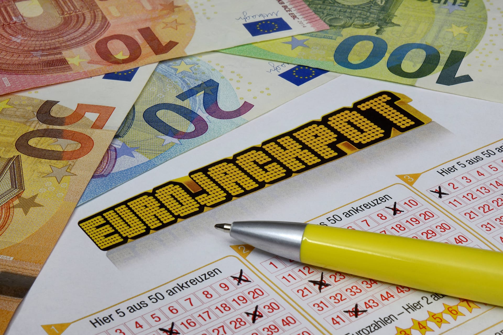Spielschein des Eurojackpots neben einigen Geldscheinen (Symbolfoto): In NRW gewann ein Spieler am Freitagabend eine große Summe.