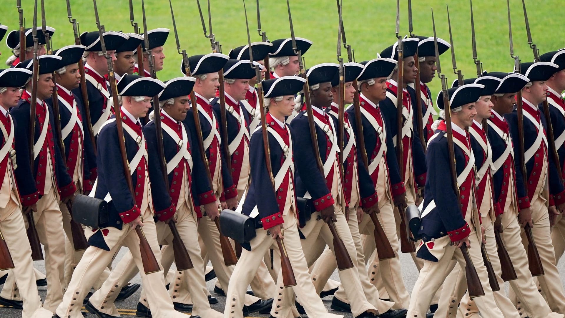 Amerikanische Soldaten in historischen Uniformen bei der Militärparade in Washington, D.C.