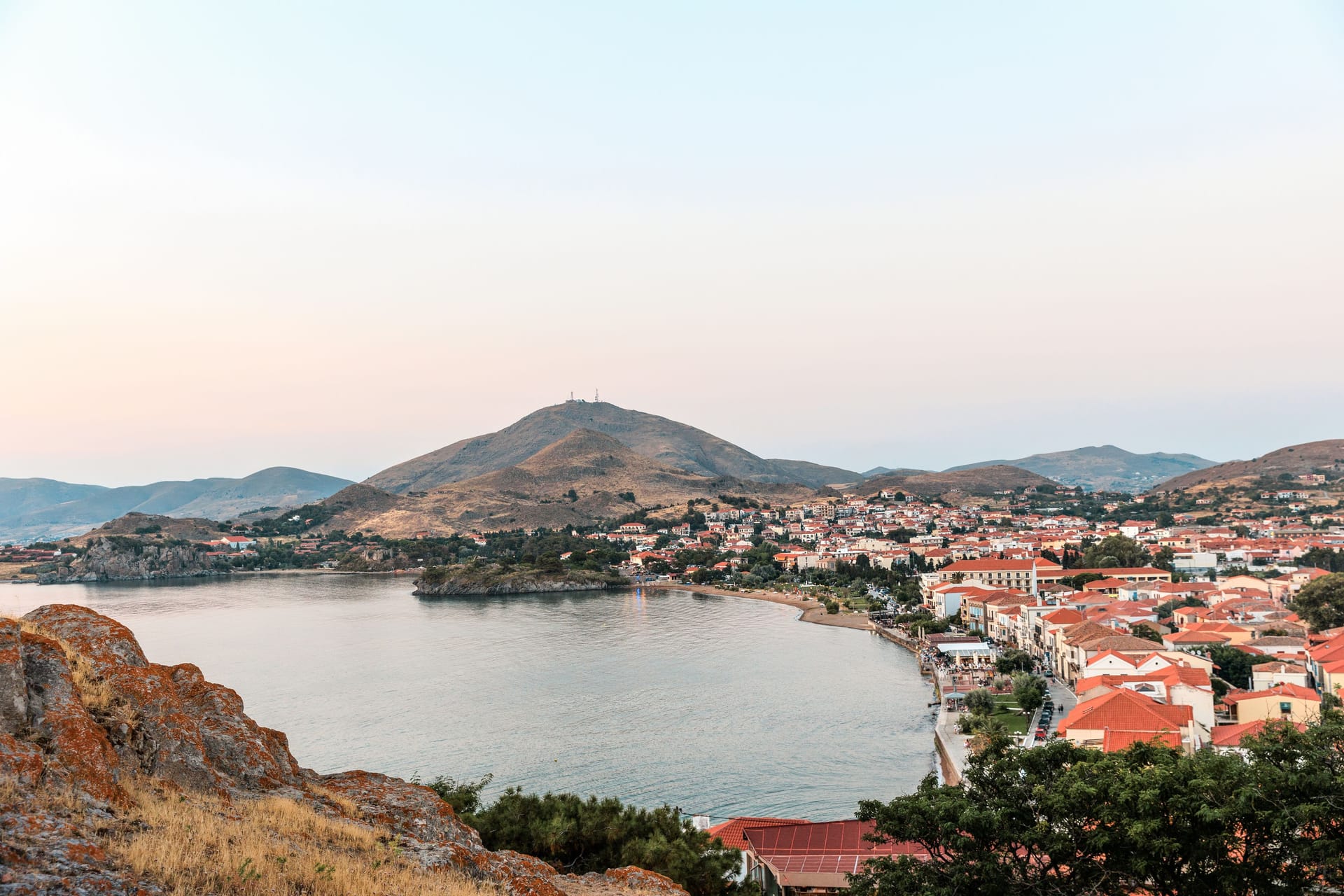 Blick von der mittelalterlichen Burg in Mýrina auf Lemnos: Die malerische Insel wurde von einem Erdbeben erschüttert.