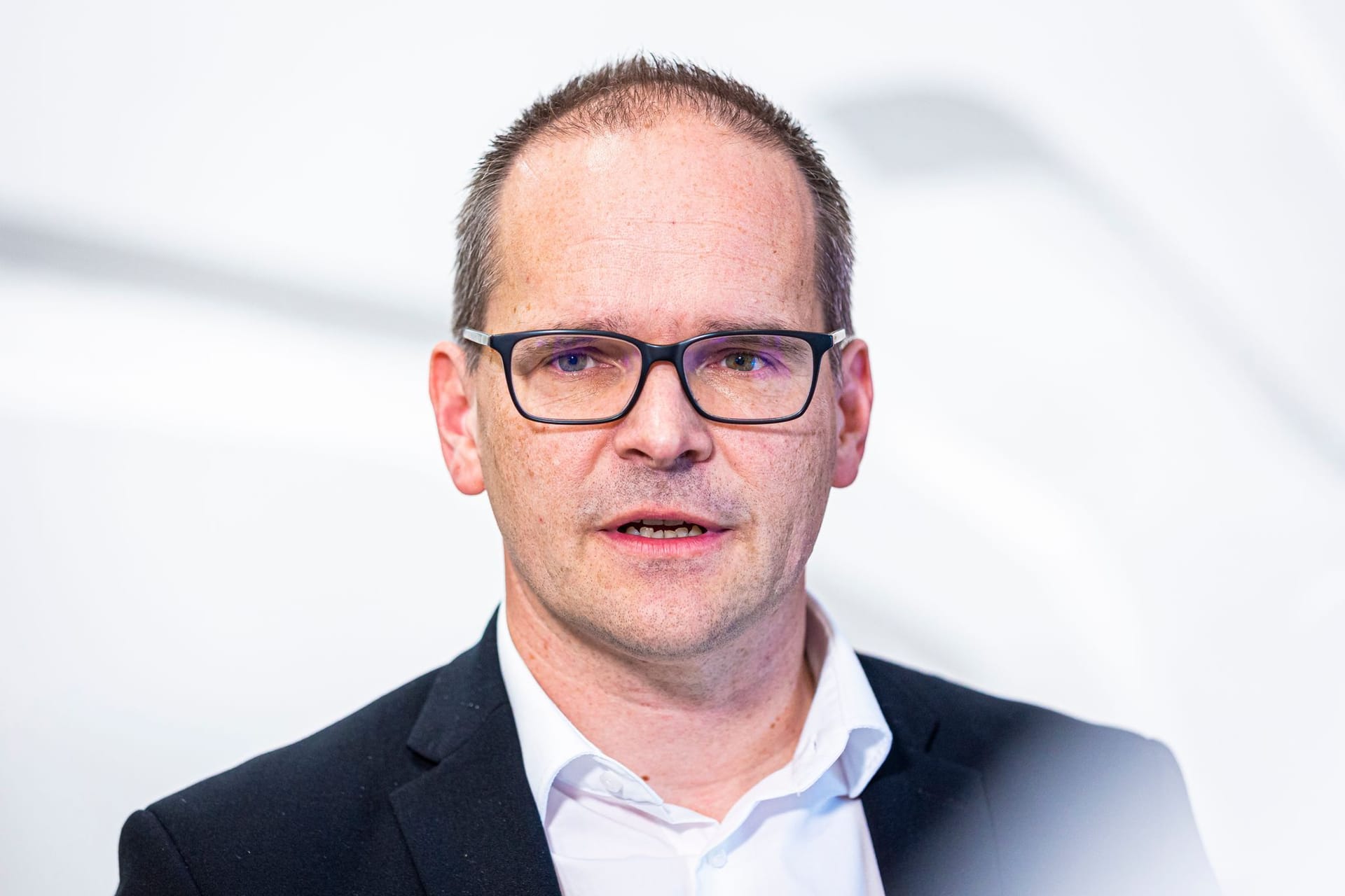 Grant Hendrik Tonne (SPD): Niedersachsens Verkehrsminister warnt vor einer Preisspirale beim Deutschlandticket.