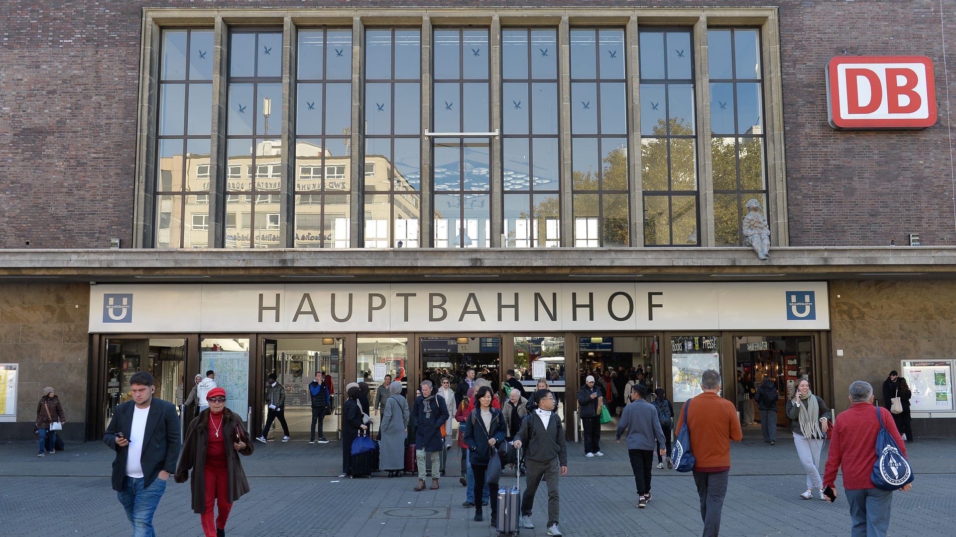 Passanten vor dem Düsseldorfer Hauptbahnhof (Symbolfoto): Ein Geschäft in der Nähe ist durch eine Lebensmittelkontrolle gefallen. Passanten vor dem Düsseldorfer Hauptbahnhof (Symbolfoto): Ein Geschäft in der Nähe ist durch eine Lebensmittelkontrolle gefallen.