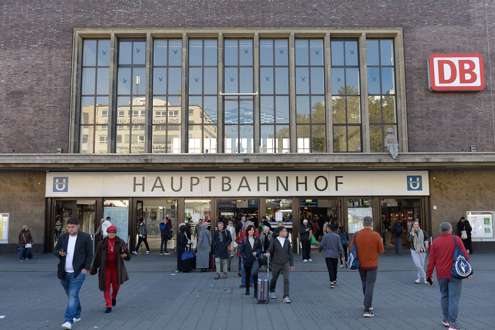 Passanten vor dem Düsseldorfer Hauptbahnhof (Symbolfoto): Ein Geschäft in der Nähe ist durch eine Lebensmittelkontrolle gefallen.