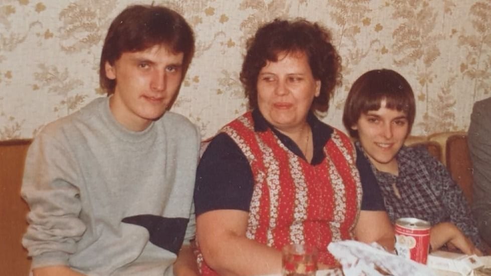 Jens Strehmel (l.) mit Schwester Jaqueline (r.) und der Mutter: Es ist eines der letzten Bilder, das Jänike von ihrem Bruder hat.