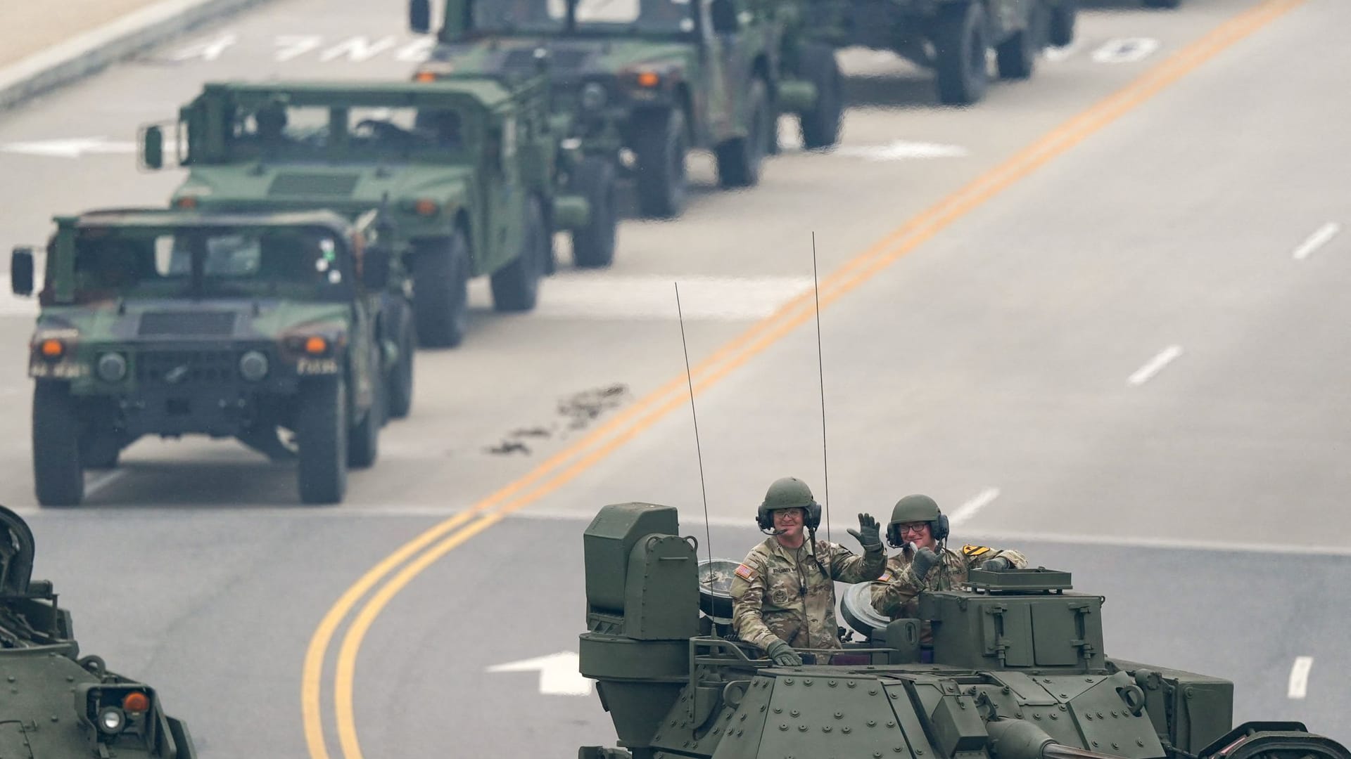 US-Soldaten grüßen während der Parade aus ihren Fahrzeugen in Washington.