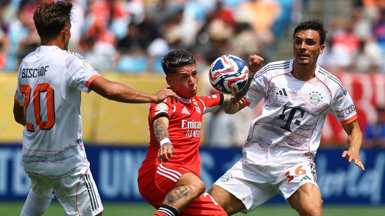 SOCCER-CLUB-SLB-FCB/