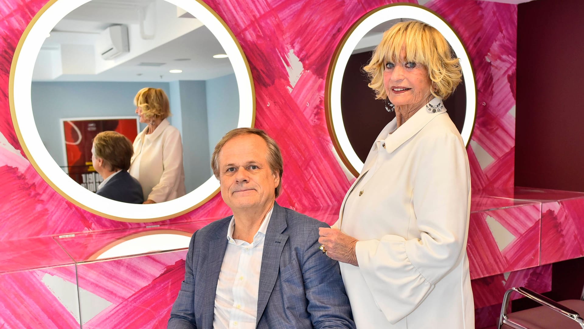 Die Starfriseurin Marlies Möller mit ihrem Sohn Christian Möller: Hier in einem Salon in Hamburg-Pöseldorf.