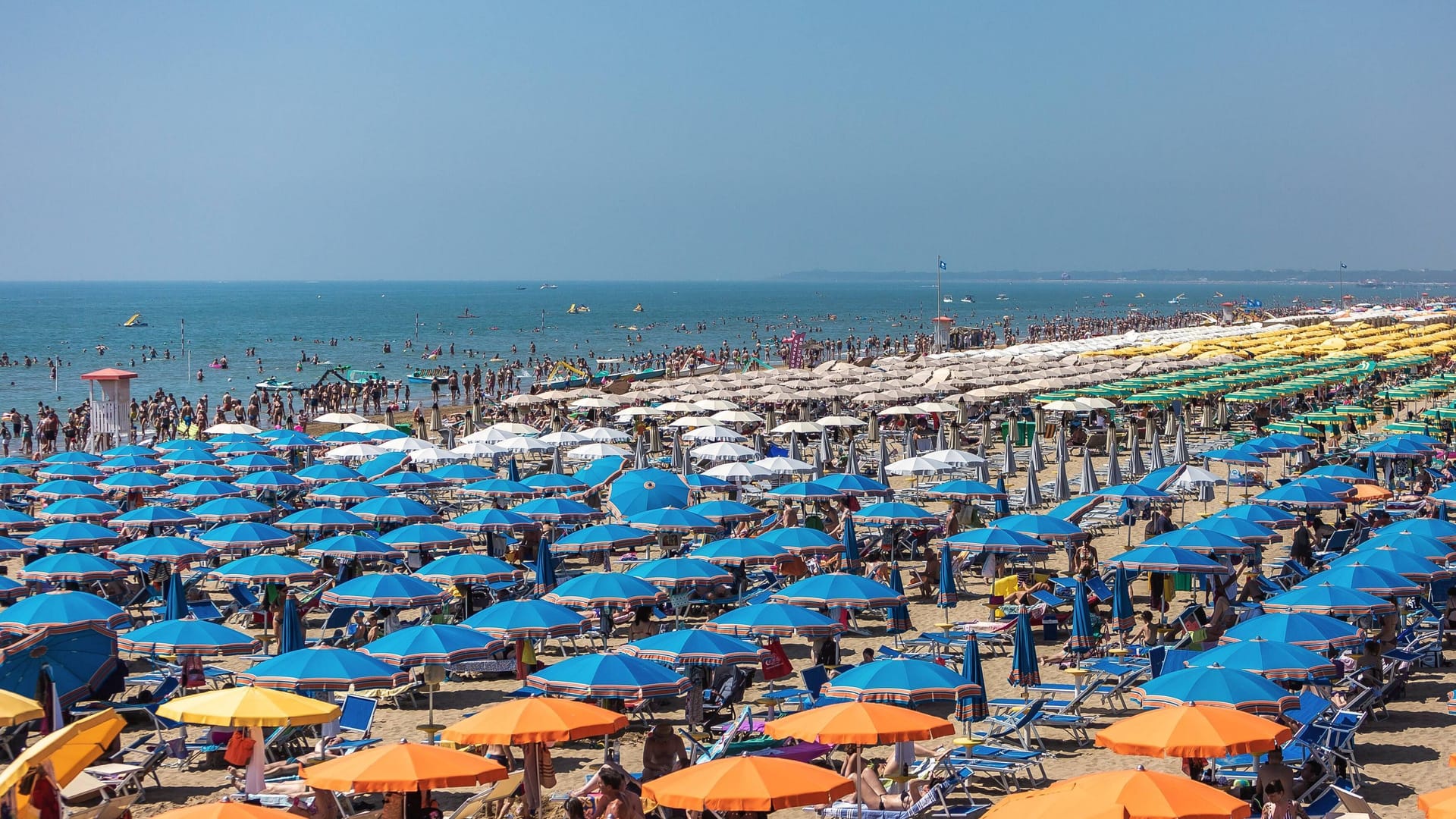 Sonnenliegen so weit das Auge reicht: Lignano an der italienischen Adria-Küste ist bereit.