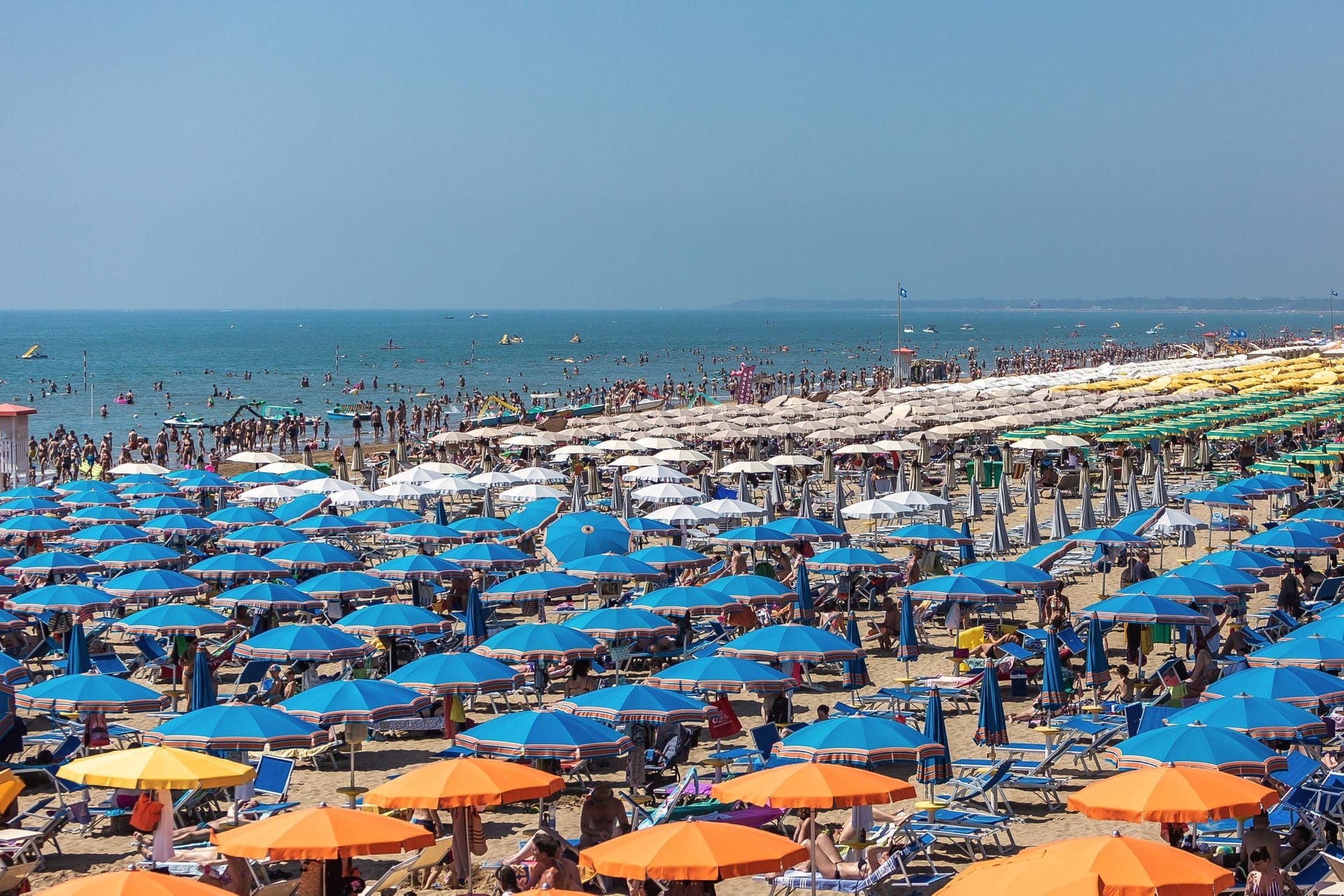 Sonnenliegen so weit das Auge reicht: Lignano an der italienischen Adria-Küste ist bereit.