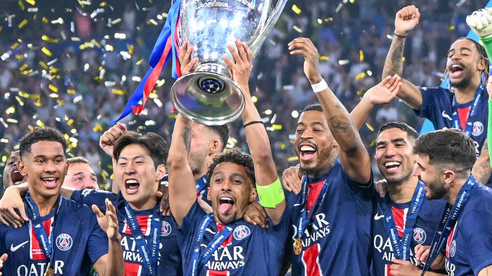 Spieler von Paris Saint-Germain jubeln über ihren Sieg im Champions-League-Finale in München (Archivfoto): Mogelten sich tatsächlich zwei Teenager für das Spiel ins Stadion? Spieler von Paris Saint-Germain jubeln über ihren Sieg im Champions-League-Finale in München (Archivfoto): Mogelten sich tatsächlich zwei Teenager für das Spiel ins Stadion?