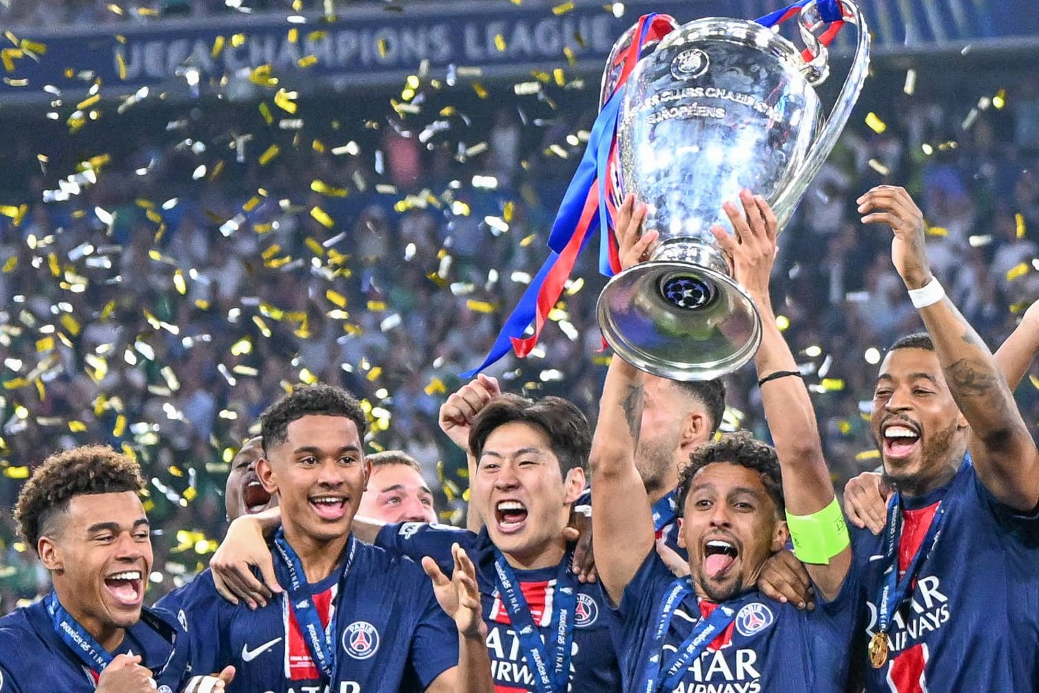 Spieler von Paris Saint-Germain jubeln über ihren Sieg im Champions-League-Finale in München (Archivfoto): Mogelten sich tatsächlich zwei Teenager für das Spiel ins Stadion?