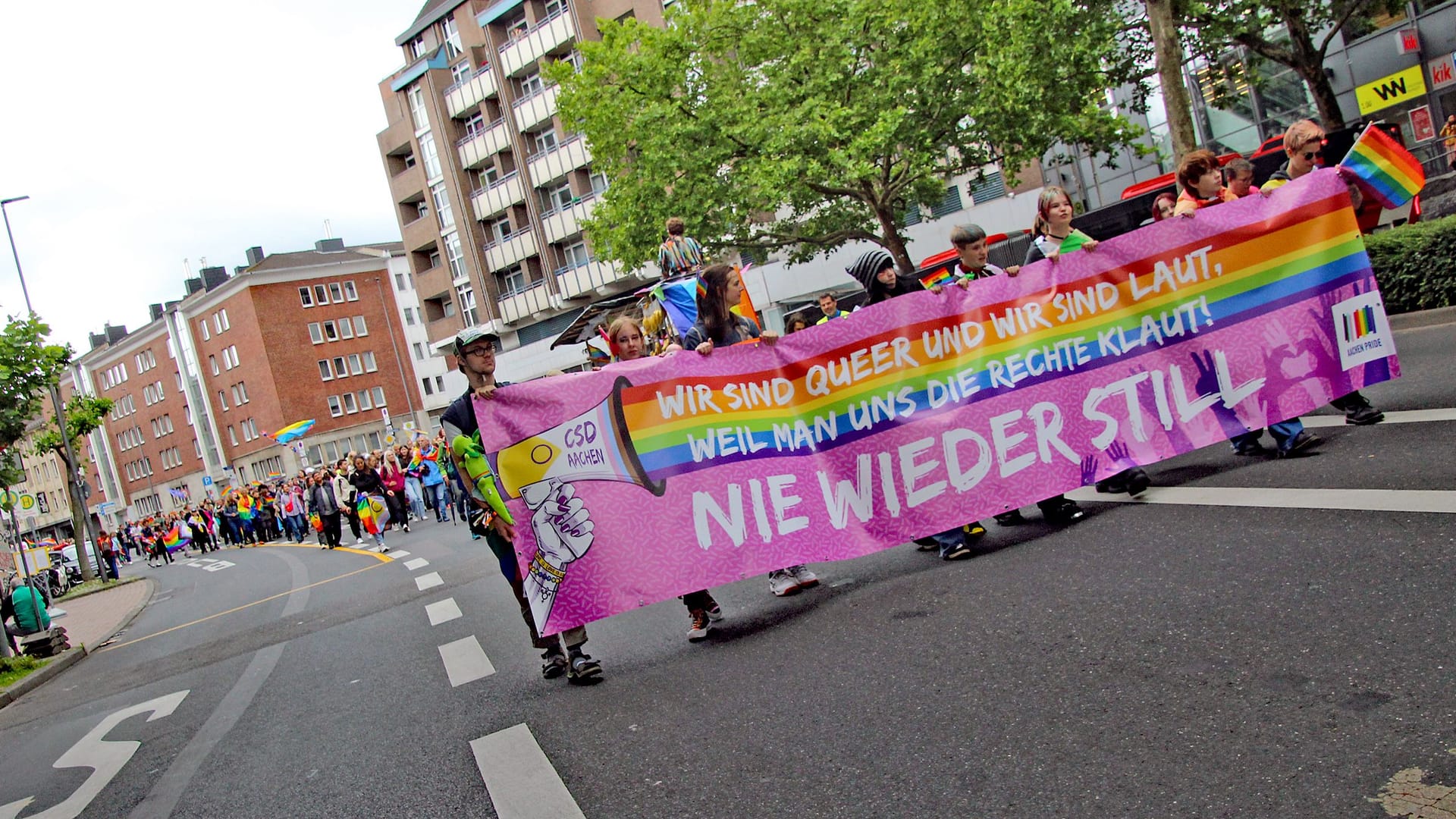 Der Christopher Street Day in Aachen: An der Demonstration in der Innenstadt beteiligen sich Tausende Menschen.