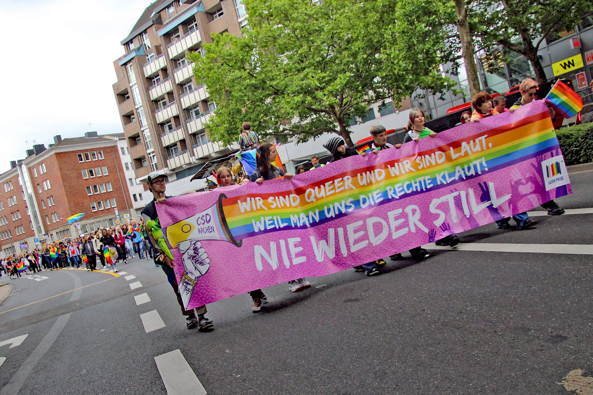Der Christopher Street Day in Aachen: An der Demonstration in der Innenstadt beteiligen sich Tausende Menschen.