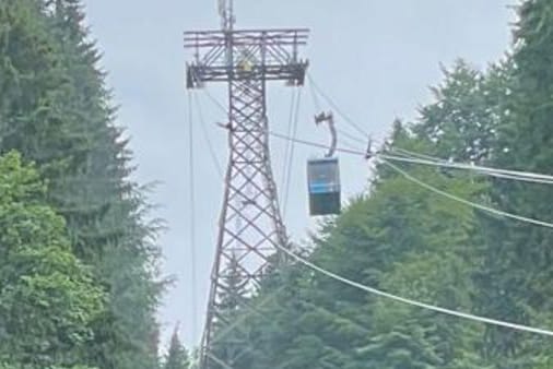 Die Seilbahn am Montag: Weil sich zwei Seile überschlagen haben, ist eine Rettung mit einer speziellen Rettungsgondel nicht möglich.