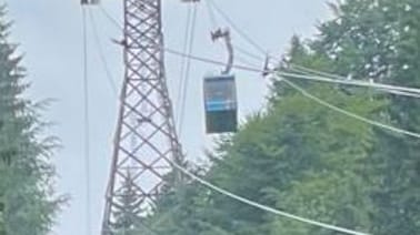 Die Seilbahn am Montag: Weil sich zwei Seile überschlagen haben, ist eine Rettung mit einer speziellen Rettungsgondel nicht möglich.