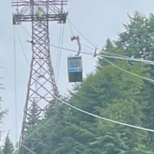 Die Seilbahn am Montag: Weil sich zwei Seile überschlagen haben, ist eine Rettung mit einer speziellen Rettungsgondel nicht möglich.