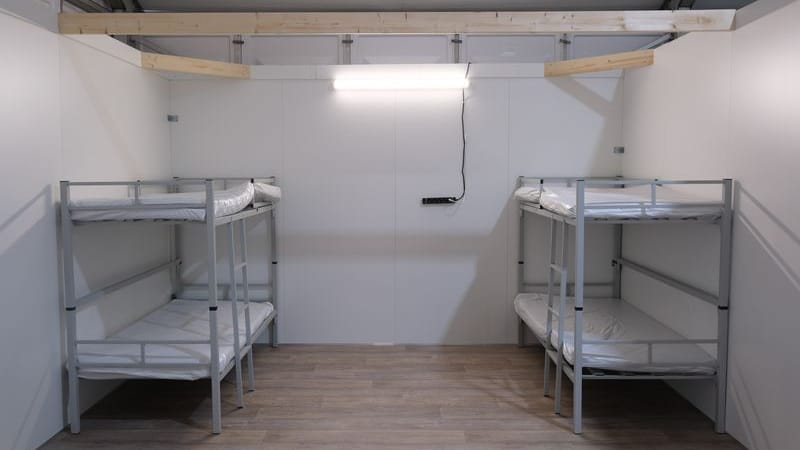 Betten in einer Flüchtlingsunterkunft (Archivbild): In Dresden werden immer Unterkübfte geschlossen. Betten in einer Flüchtlingsunterkunft (Archivbild): In Dresden werden immer Unterkübfte geschlossen.