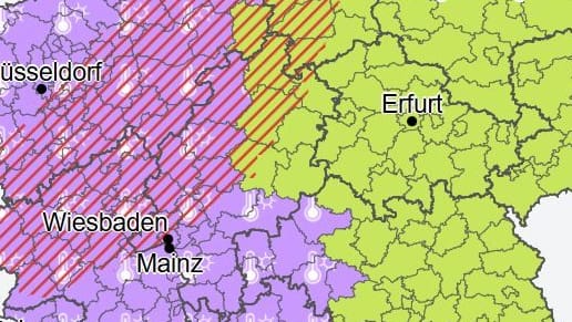 Wetter in Deutschland: Lila steht für eine Hitzewarnung, rot gestrichelt werden aufkommende Gewitter gekennzeichnet.