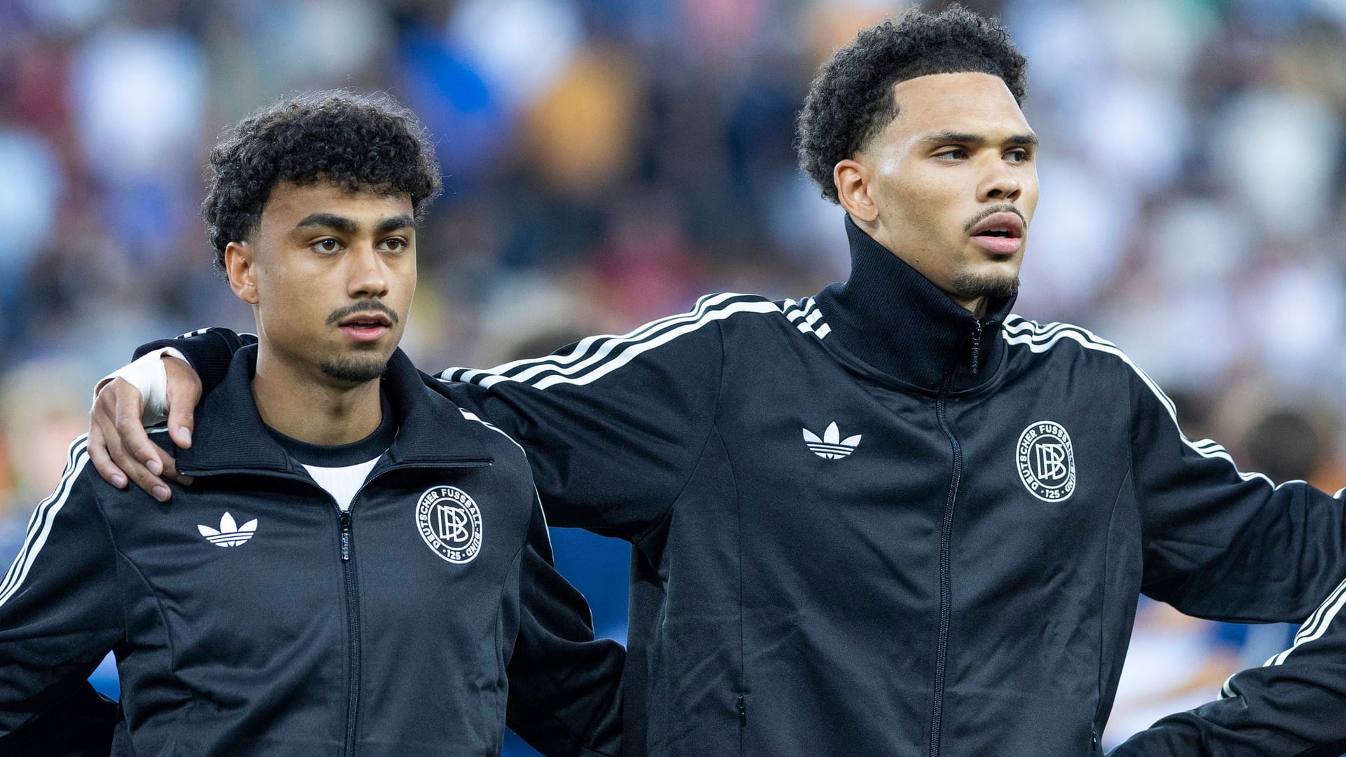 Nathaniel Brown (l.) und Nnamdi Collins stehen beide bei Eintracht Frankfurt unter Vertrag.