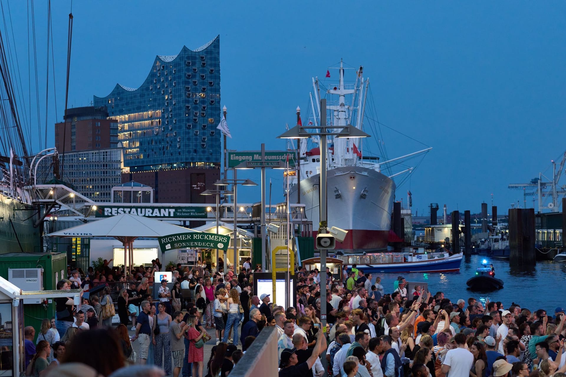 Zahlreiche Besucher stehen während des MSC Yellow Festivals an den Landungsbrücken: Ein riesiges Schiff wurde getauft.