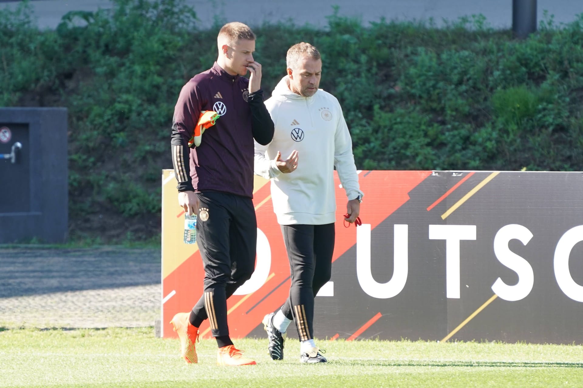 Marc-André ter Stegen (l.) neben Ex-Bundestrainer Hansi Flick: Beide kennen sich bereits aus DFB-Zeiten.