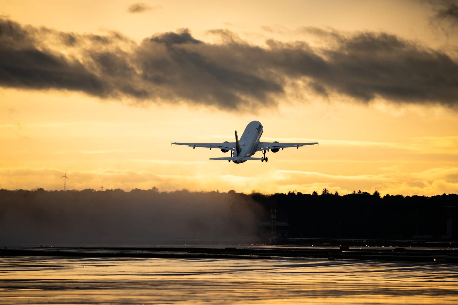 Flugzeug startet am Flughafen Frankfurt/Main