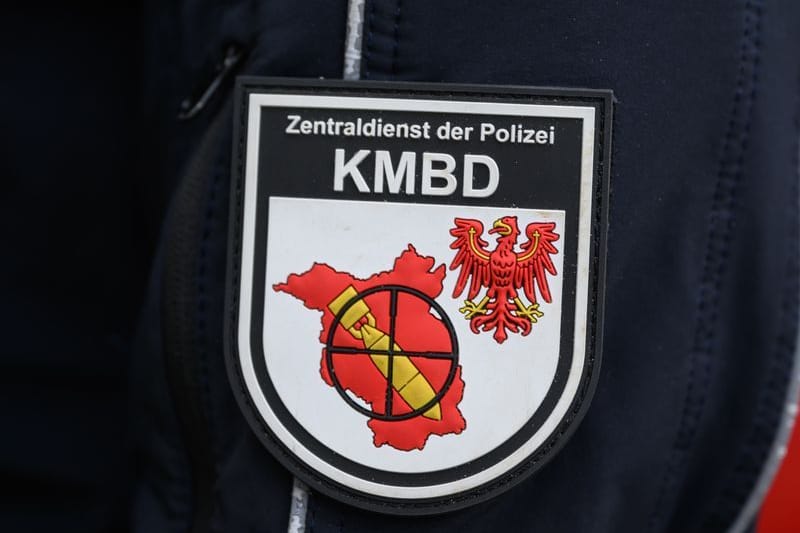 Das Logo vom Kampfmittelbeseitigungsdiensts (Symbolbild): Mit diesem Fund hat die Frau wohl nicht gerechnet. Das Logo vom Kampfmittelbeseitigungsdiensts (Symbolbild): Mit diesem Fund hat die Frau wohl nicht gerechnet.