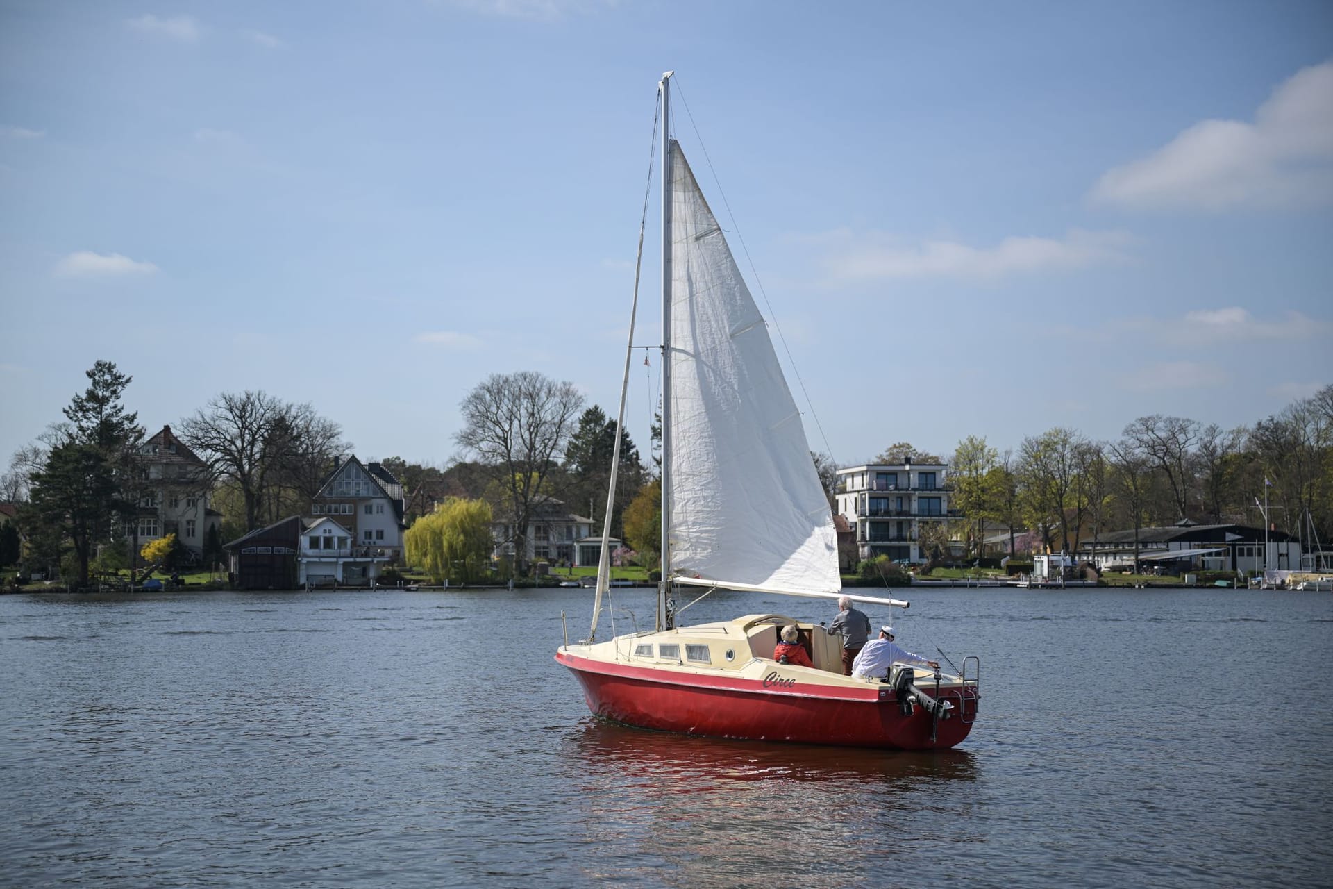 Ein Segelboot fährt auf dem Zeuthener See im Südosten Berlins (Archivbild): Hier ist ein Mensch bei einem Badeunfall ums Leben gekommen.