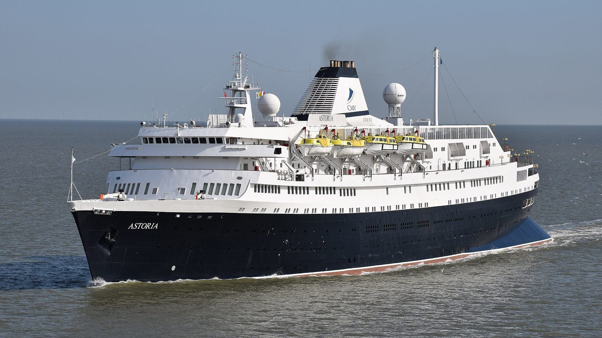 Das Kreuzfahrtschiff "Astoria" in der Themensemündung im Jahr 2017 (Archivbild): Jetzt bricht der Dampfer zu seiner letzten Fahrt auf. Das Kreuzfahrtschiff "Astoria" in der Themensemündung im Jahr 2017 (Archivbild): Jetzt bricht der Dampfer zu seiner letzten Fahrt auf.