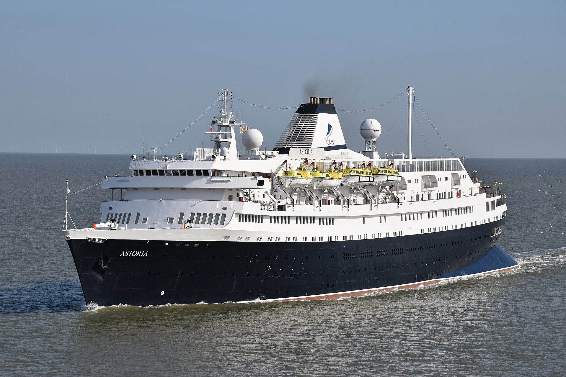 Das Kreuzfahrtschiff "Astoria" in der Themensemündung im Jahr 2017 (Archivbild): Jetzt bricht der Dampfer zu seiner letzten Fahrt auf.