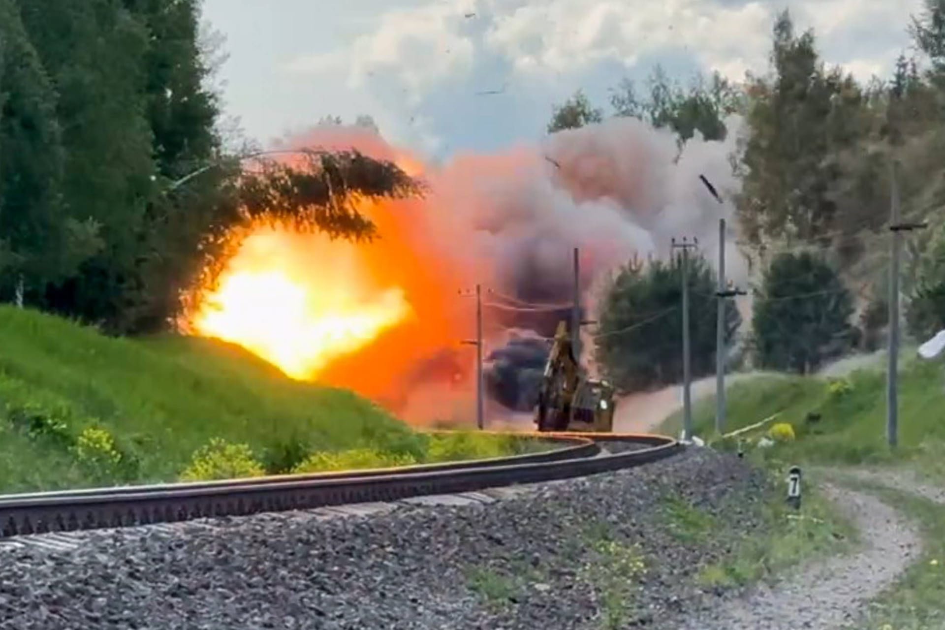 Kontrollierte Sprengung an Bahngleisen in Briansk (Symbolbild): Immer wieder gibt es Sabotageakte an der russischen Infrastruktur