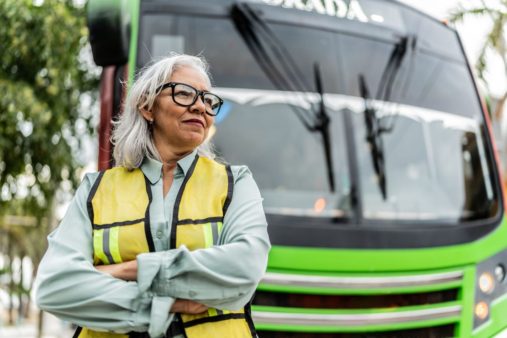 Busfahrerin im Rentenalter: Eine Mehrheit der Deutschen kann sich vorstellen, über das reguläre Rentenalter hinaus zu arbeiten.