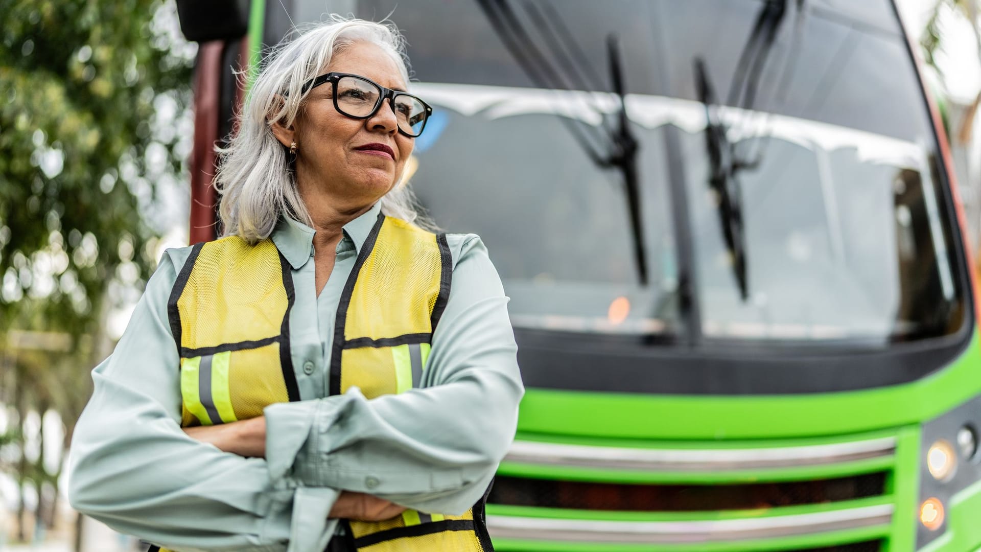 Busfahrerin im Rentenalter: Eine Mehrheit der Deutschen kann sich vorstellen, über das reguläre Rentenalter hinaus zu arbeiten.